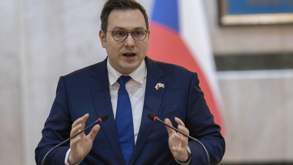 WA 2 Bagdad - Český minister zahraničných vecí Jan Lipavský gestikuluje počas spoločnej tlačovej konferencie s irackým ministrom zahraničných vecí Fuádom Husajnom v Bagdade vo štvrtok 25. mája 2023. FOTO TASR/AP
Czech Republic's Foreign Minister Jan Lipavsky speaks during a joint press conference with his Iraqi counterpart Fouad Hussein during his visit to Baghdad, Iraq, Thursday, May 25, 2023. (AP Photo/Hadi Mizban)