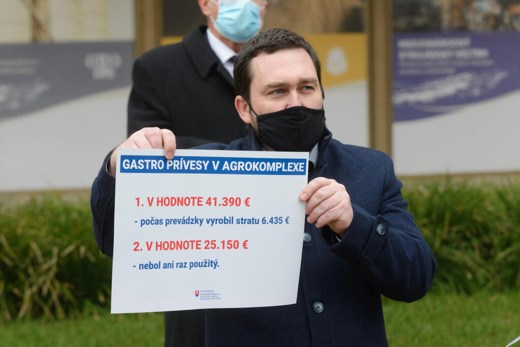 Na snímke Adrián Macko, poverený výkonom funkcie vedúceho protikorupčného oddelenia MPRV SR počas tlačovej konferencie v priestoroch Národného výstaviska Agrokomplex, štátny podnik v Nitre.