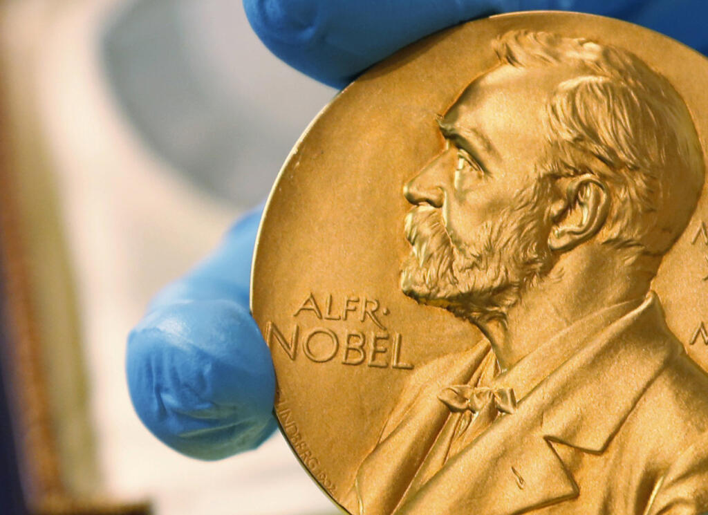 JB 26 Štokholm - Na archívnej snímke zo 17. apríla 2015 zlatá medaila Nobelovej ceny. Nobelovu cenu za ekonómiu získali tento rok Američania Paul Milgrom a Robert Wilson za prácu na komerčných aukciách. Oznámila to v pondelok 12. októbra 2020 Kráľovská švédska akadémia vied. Nobelov výbor spresnil, že táto dvojica bola ocenená „za vylepšenie teórie aukcií a vynájdenie nových formátov aukcií“. FOTO TASR/AP

FILE - In this April 17, 2015 file photo shows a gold Nobel Prize medal. Americans Paul R.