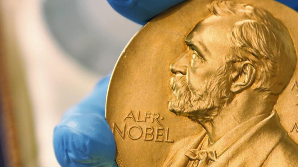 JB 26 Štokholm - Na archívnej snímke zo 17. apríla 2015 zlatá medaila Nobelovej ceny. Nobelovu cenu za ekonómiu získali tento rok Američania Paul Milgrom a Robert Wilson za prácu na komerčných aukciách. Oznámila to v pondelok 12. októbra 2020 Kráľovská švédska akadémia vied. Nobelov výbor spresnil, že táto dvojica bola ocenená „za vylepšenie teórie aukcií a vynájdenie nových formátov aukcií“. FOTO TASR/AP
FILE - In this April 17, 2015 file photo shows a gold Nobel Prize medal. Americans Paul R.