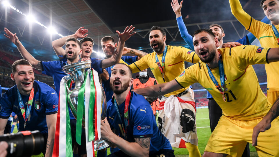 Taliani zdvihli nad hlavy trofej pre majstra Európy.