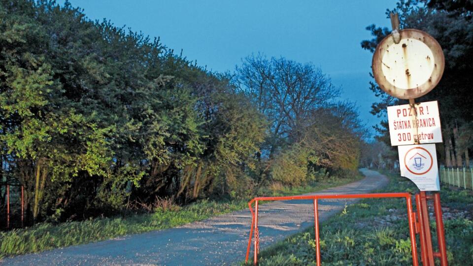 Blízkosť hranice: Večer z lokality Pincovie a Záhor krásne vidieť vysvietený Užhorod. Hranica je vzdialená doslova pár metrov. Často tu počuť prelet dronov.