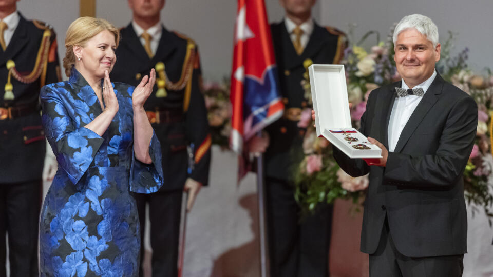 Na snímke vľavo prezidentka SR Zuzana Čaputová, vpravo Pavol Čekan si preberá štátne vyznamenanie Rad Ľudovíta Štúra II. triedy za mimoriadne zásluhy v oblasti vedy, najmä v oblasti vývoja a výroby testov na vírus SARS-CoV-2 počas slávnostného ceremoniálu udeľovania štátnych vyznamenaní osobnostiam z rôznych oblastí spoločenského života v budove Slovenskej filharmónie 27. júna 2021 v Bratislave. FOTO TASR - Jaroslav Novák