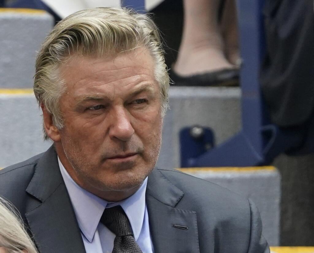 KK2 New York - Na archívnej snímke z 12. septembra 2021 herec Alec Baldwin sleduje finále mužskej dvojhry na grandslamovom turnaji US Open v New Yorku. Americký herec Alec Baldwin nešťastnou náhodou smrteľne postrelil kameramanku a ďalšiu osobu zranil. Došlo k tomu počas štvrtkového natáčania filmu v americkom štáte Nové Mexiko. Informovala o tom v piatok 22. októbra 2021 agentúra AFP s odvolaním sa na políciu. K tragédii došlo pri natáčaní westernu s názvom