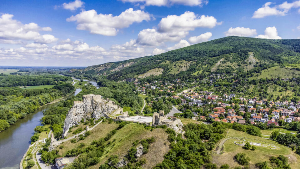 Hrad Devín prechádza rozsiahlou obnovou. Má sa tak zvýšiť návštevnícky komfort, trvácnosť a autenticita pamiatky