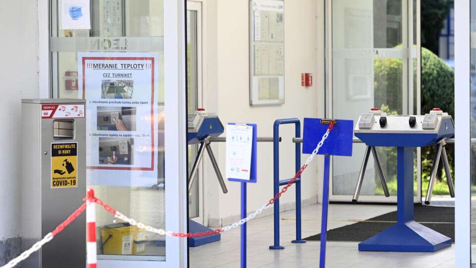 Približne pätina zamestnancov jedného z trenčianskych výrobných závodov zostala v karanténe. Hygienici tam prostredníctvom testov potvrdili osoby pozitívne na nový koronavírus. Na snímke vstup do závodu, 6. augusta 2020 v Trenčíne. FOTO TASR - Radovan Stoklasa