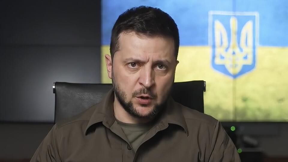 WA 19 Kyjev - Ukrajinský prezident Volodymyr Zelenskyj počas svojho pravidelného videopríhovoru k občanom z Kyjeva počas 44. dňa ruskej invázie na Ukrajinu v piatok 8. apríla 2022. FOTO TASR/AP
In this image from video provided by the Ukrainian Presidential Press Office, Ukrainian President Volodymyr Zelenskyy speaks from Kyiv, Ukraine, Friday, April 8, 2022. (Ukrainian Presidential Press Office via AP)