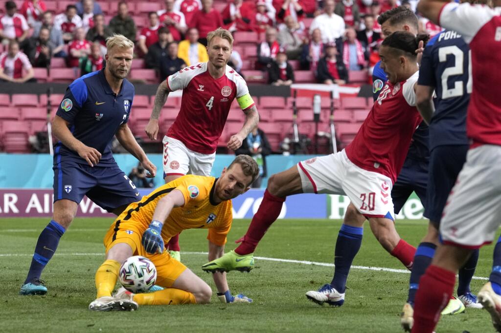 WA 79 Kodaň - Dánsky futbalista Yussuf Poulsen (tretí vpravo) a fínsky brankár slovenského pôvodu Lukáš Hrádecký počas zápasu základnej B-skupiny Dánsko - Fínsko na európskom šampionáte v Kodani v sobotu 12. júna 2021. FOTO TASR/AP
Denmark's Yussuf Poulsen, centre right, challenges for the ball with Finland's goalkeeper Lukas Hradecky during the Euro 2020 soccer championship group B match between Denmark and Finland at Parken stadium in Copenhagen, Saturday, June 12, 2021. (AP Photo/Martin Mei