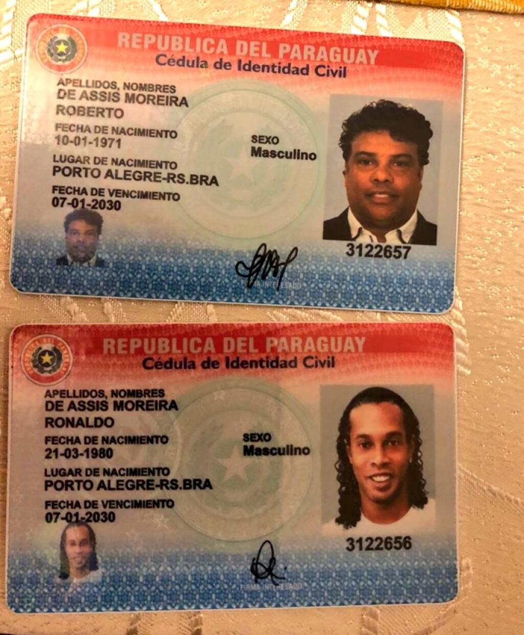 Falošné pasy Ronaldinha a jeho brata Roberta.