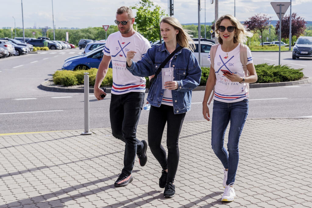 Na snímke Marián Gáborik a Ivana Surovcová počas dobročinnej akcie v košikom nákupnom centre. Dvojica pricestovala podporiť predaj tričiek, výťažok z ktorého putuje do nadácie Mariána Gáborika.