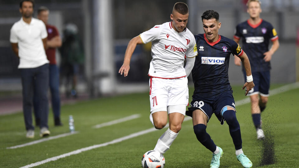 Na snímke Adam Tučný (AS Trenčín) a Alexandros Kyziridis (FC ViOn Zlaté Moravce-Vráble) v zápase 1. kola Fortuna ligy AS Trenčín - FC ViOn Zlaté Moravce-Vráble, 23. júla 2021 v Trenčíne. FOTO TASR - Radovan Stoklasa