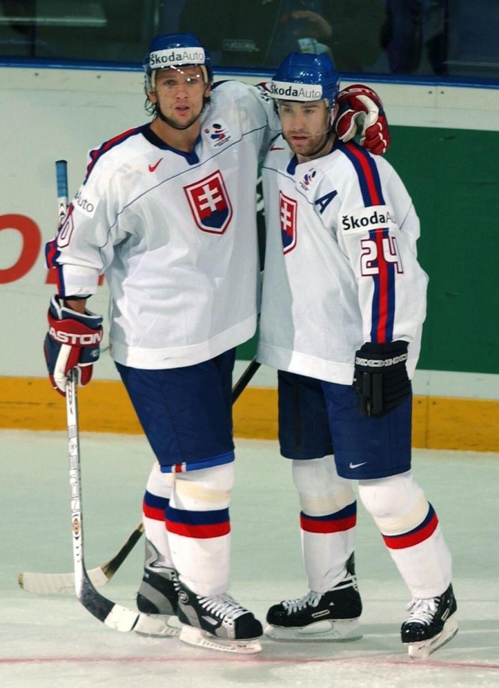 Vo svojom druhom zápase v základnej skupine A majstrovstiev sveta v ¾adovom hokeji vo Fínsku sa 28. apríla 2003 v Helsinkách stretli slovenskí reprezentanti s Japonskom. Na snímke dvaja najlepší strelci slovenskej hokejovej reprezentácie Richard Zedník (vľavo) a Žigmund Pálffy (vpravo).