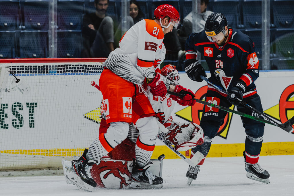 Na snímke Tomáš Zigo (Slovan), Martin Marinčin (Třinec) a Ondřej Kacetl (Třinec) počas zápasu F skupiny Champions hockey league medzi HC Slovan Bratislava a Oceláři Třinec.