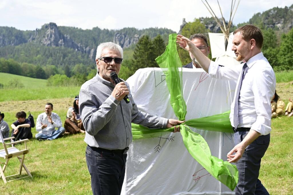 Gojko Mitič v roku 2024 pri odhalení pamätnej tabule v mestečku Rathen.