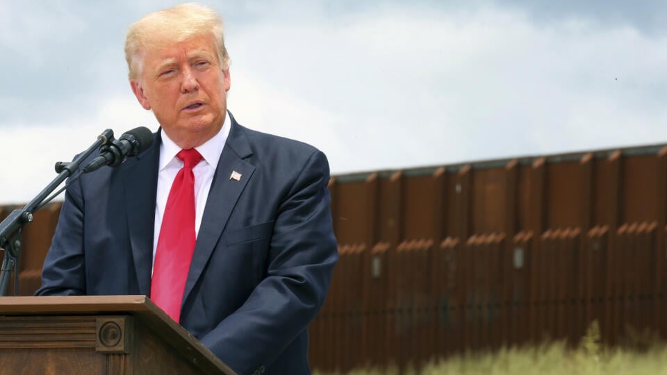 KK19 Pharr - Bývalý americký prezident Donald Trump hovorí v blízkosti hraničného múru 30. júna 2021 v americkom Pharre. Americký exprezident Donald Trump navštívil v stredu hranice s Mexikom, kde kritizoval imigračnú krízu, ktorá sa podľa neho stala