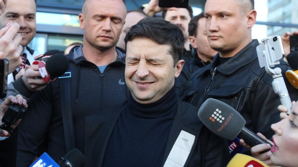 Volodymyr Zelenskyj sa stal víťazom prvého a pravdepodobne aj druhého kola ukrajinských prezidentských volieb.