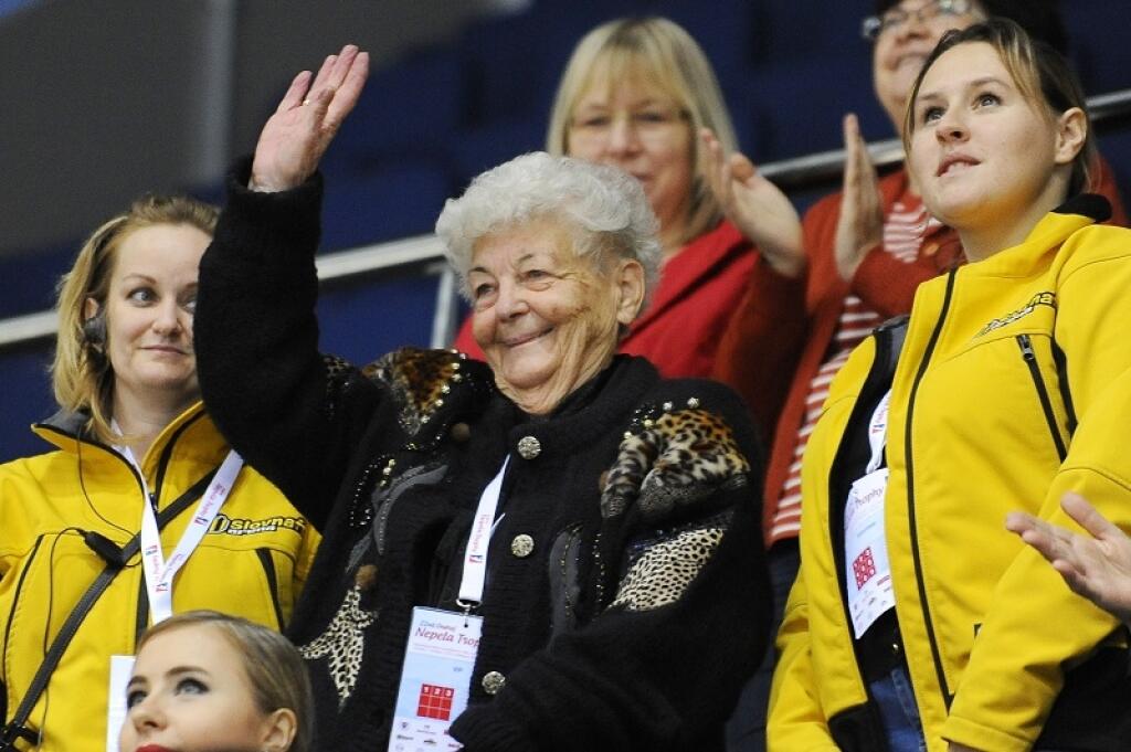Dlhoročná trénerka Ondreja Nepelu Hilda Múdra máva divákom pred voľnými jazdami mužov na 22. ročníku Memoriálu Ondreja Nepelu v Bratislave, 4. októbra 2014. T