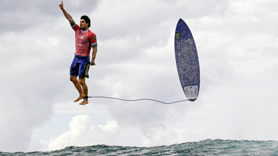 Oslava brazílskeho surfistu Gabriela Medinu po úspešnej jazde na veľkej vlne na Tahiti.