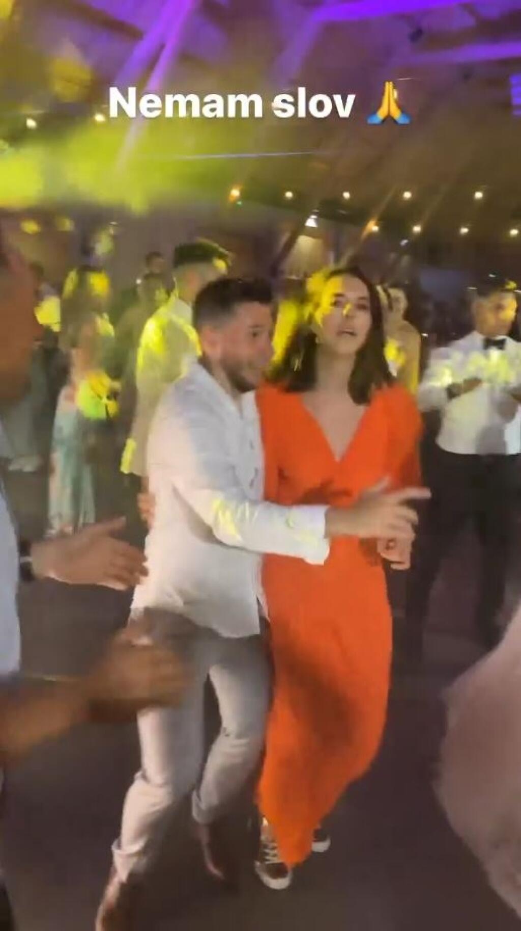 Na svadbe nechýbala ani Petra Vlhová, ktorú Klimčík trénuje. Lyžiarska hviezda sa dobre bavila, vyzvŕtal ju hokejista Sukeľ.