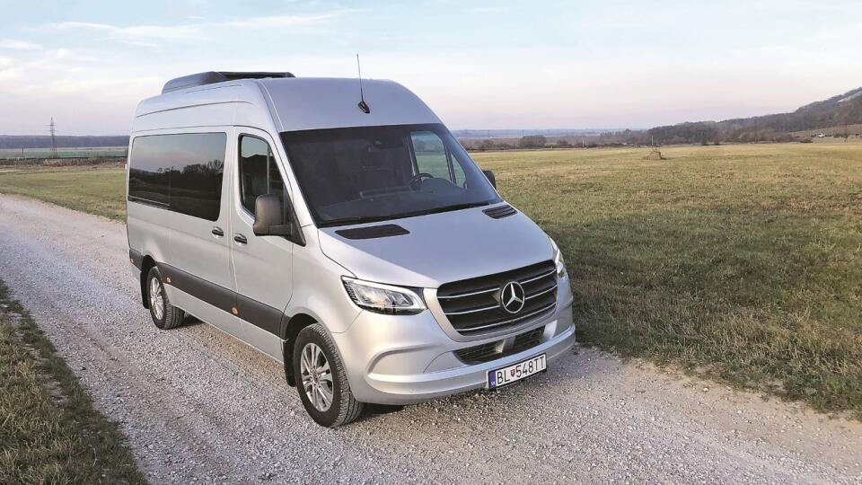 Mercedes Sprinter je taký obrovský, že vám napadne, či naň stačí vodičské oprávnenie typu B.