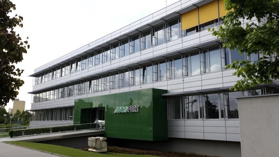 Agrofert: Najväčší agroholding v bývalej ČSFR. Pri sídle je slávne dielo kľukujúceho autobusu od českého umelca Davida Černého.