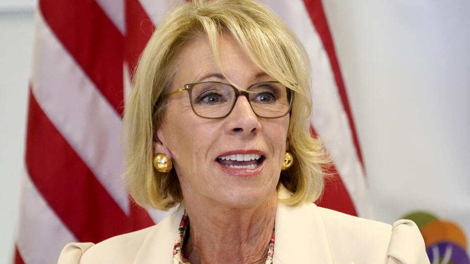 Americká ministerka školstva Betsy DeVosová v piatok 8. januára 2021 oznámila, že podáva demisiu.