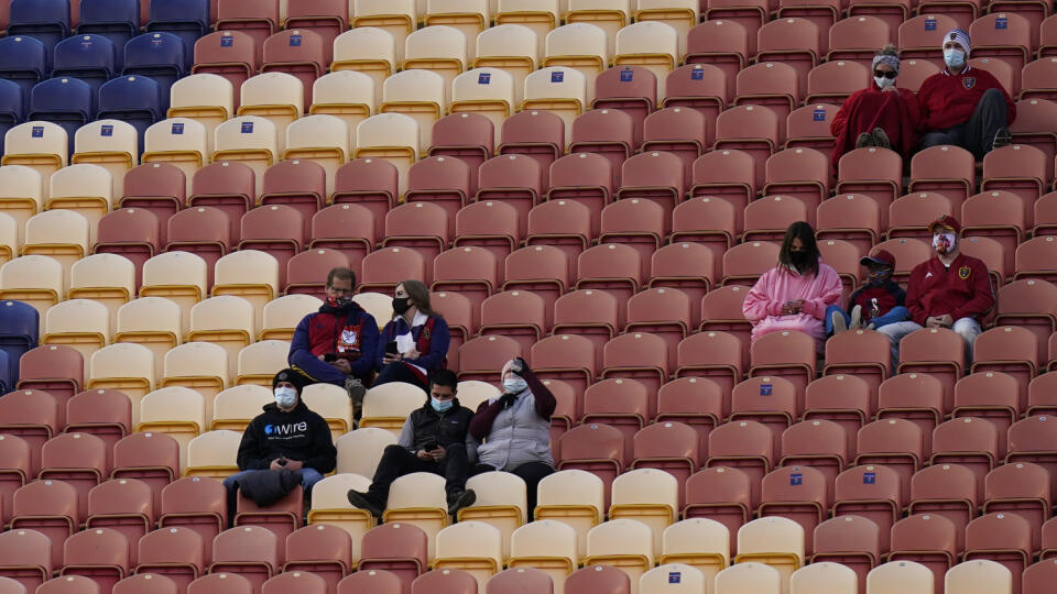 WA 24 Salt Lake City - futbaloví fanúšikovia Real Salt Lake čakajú na začiatok zápasu zámorskej MLS Real Salt Lake - Los Angeles FC v Salt Lake City 9. septembra 2020. Rusnák pomohol v noci na štvrtok v zámorskej MLS svojím presným zásahom k víťazstvu Real Salt Lake nad Los Angeles FC. V 79. minúte gólom z pokutového kopu spečatil výsledok na konečných 3:0 pre domáci tím. Pre 26-ročného ofenzívneho stredopoliara to bol druhý gól v sezóne, prvý strelil ešte v júli na turnaji "MLS je späť". Rusnák