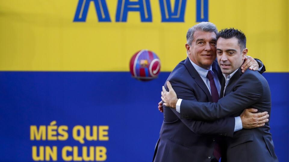 WA 26 Barcelona - Nový tréner FC Barcelona Xavi Hernandez (vpravo) a prezident FC Barcelona Joan Laporta sa objímajú počas Xaviho oficiálneho predstavenia verejnosti na štadióne Camp Nou v Barcelone v pondelok 8. novembra 2021. Xavi Hernandez bude prvýkrát viesť tréning futbalistov FC Barcelona v utorok. Prvý súťažný duel čaká niekdajšieho legendárneho stredopoliara 20. novembra proti mestskému rivalovi Espanyol Barcelona. FOTO TASR/AP
FC Barcelona's new coach Xavi Hernandez, right, embra
