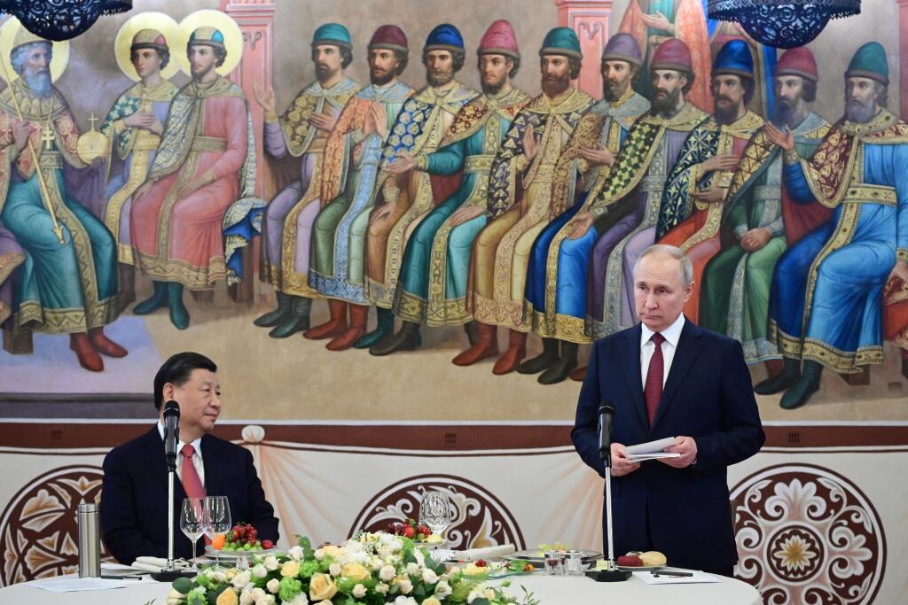 KK37 Moskva - Ruský prezident Vladimir Putin (vpravo) a čínsky prezident Si Ťin-pching počas spoločnej večere 21. marca 2023 v Moskve. FOTO TASR/AP
Russian President Vladimir Putin, right, deliver his speech as Chinese President Xi Jinping listens to him during their dinner at The Palace of the Facets in the Moscow Kremlin, Russia, Tuesday, March 21, 2023. (Pavel Byrkin, Sputnik, Kremlin Pool Photo via AP)