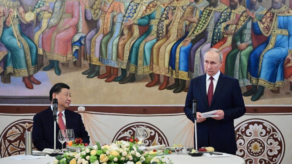 KK37 Moskva - Ruský prezident Vladimir Putin (vpravo) a čínsky prezident Si Ťin-pching počas spoločnej večere 21. marca 2023 v Moskve. FOTO TASR/AP
Russian President Vladimir Putin, right, deliver his speech as Chinese President Xi Jinping listens to him during their dinner at The Palace of the Facets in the Moscow Kremlin, Russia, Tuesday, March 21, 2023. (Pavel Byrkin, Sputnik, Kremlin Pool Photo via AP)