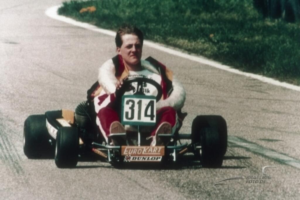 Mladý Michael počas jazdy na motokáre.