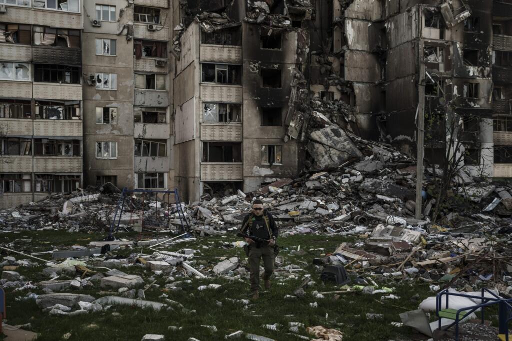 WA 47 Charkov - Ukrajinský vojak kráča pred obytným domom zničeným ruským bombardovaním v meste Charkov počas 61. dňa ruskej invázie na Ukrajinu v pondelok 25. apríla 2022. FOTO TASR/AP  


A Ukrainian serviceman walks amid the rubble of a building heavily damaged by multiple Russian bombardments near a frontline in Kharkiv, Ukraine, Monday, April 25, 2022. (AP Photo/Felipe Dana)