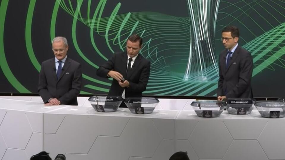 Futbalová legenda Vladimír Šmicer žrebuje súperov o osemfinále Európskej konferenčnej ligy.
