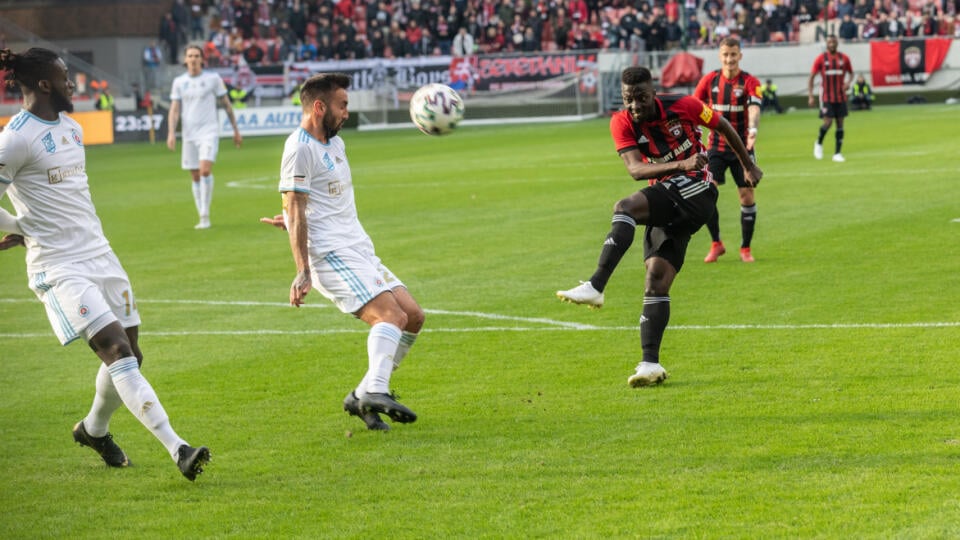 Futbaloví zápas medzi FC Spartak Trnava a ŠK Slovan na Trnavskom štadióne.