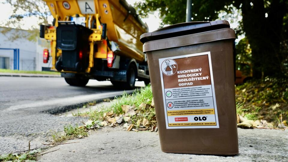 Rok po zavedení zberu kuchynského bioodpadu sa do triedenia zapája aj Bratislava. Spoločnosť OLO v spolupráci s mestom začala rozdávať hnedé koše do domácností jednotlivým mestským častiam.