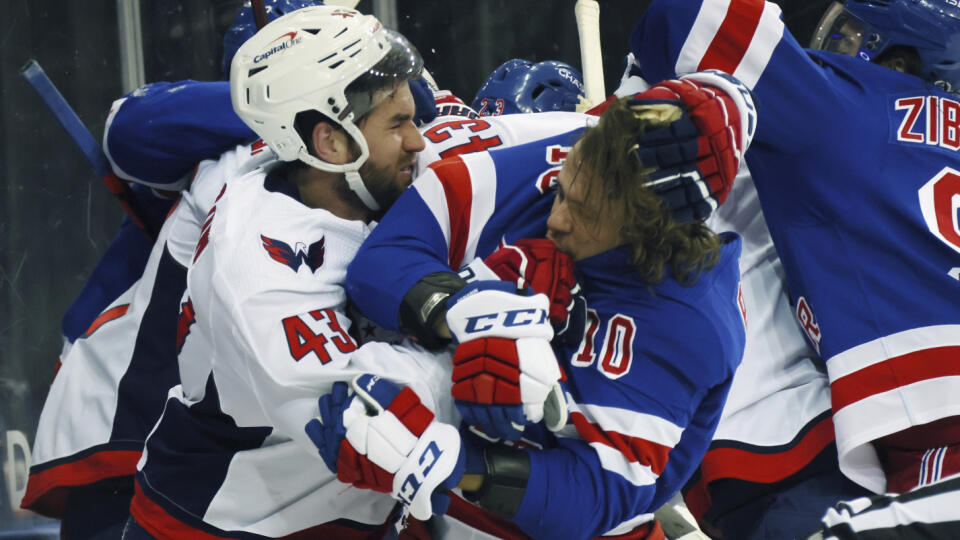 Tom Wilson (vľavo) a Artmeij Panarin vo vzájomnom konflikte.