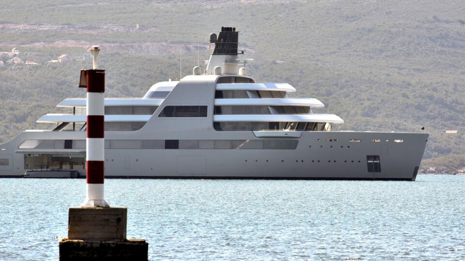 KK17 Tivat - Na snímke jachta Solaris ruského oligarchu Romana Abramoviča kotví 12. marca 2022 v Tivate v Čiernej Hore. Sankcionovaného ruského oligarchu Romana Abramoviča videli očití svedkovia v pondelok 14. marca 2022 na medzinárodnom letisku Bena Guriona v izraelskom Tel Avive krátko predtým, ako jeho lietadlo odletelo do tureckého Istanbulu. Podľa údajov z webovej stránky Marine Traffic Abramovičova jachta s názvom My Solaris smerovala do Istanbulu. Jeho lietadlo predtým pristálo v Istanbu