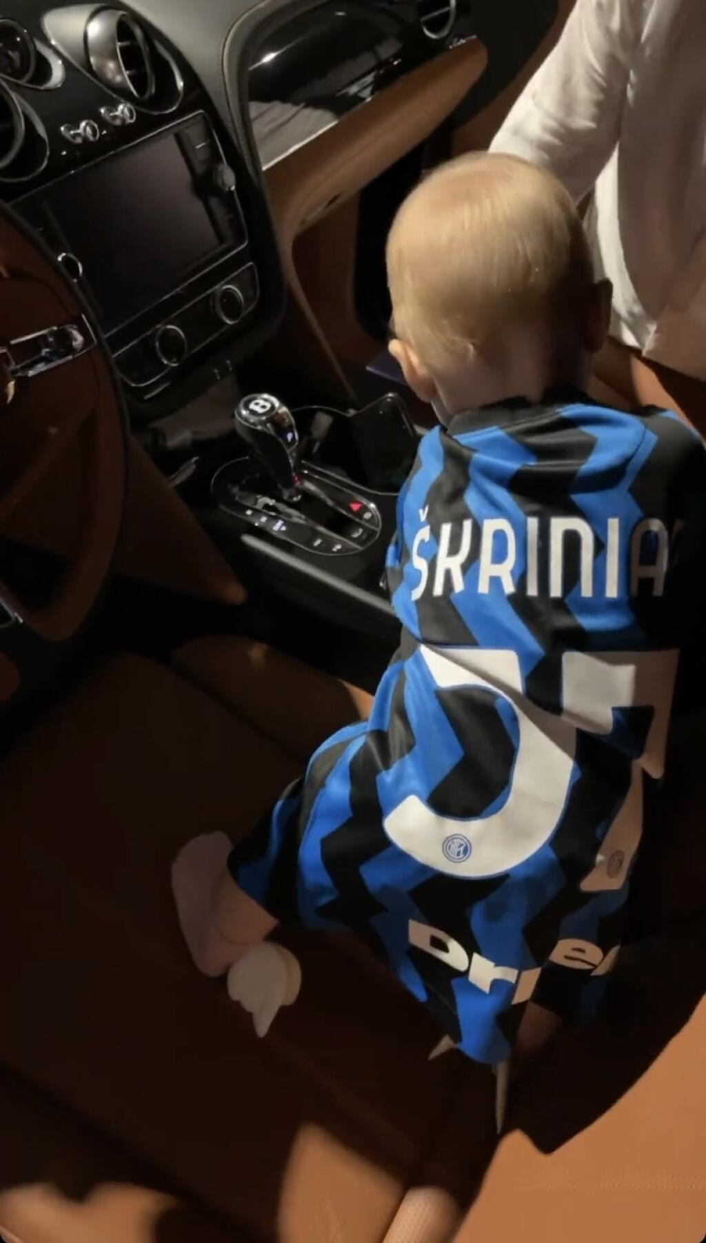 Škriniarova dcérka Charlotte si posedela aj na mieste pre šoféra. V luxusnom Bentley mala na sebe dres s otcovým menom.