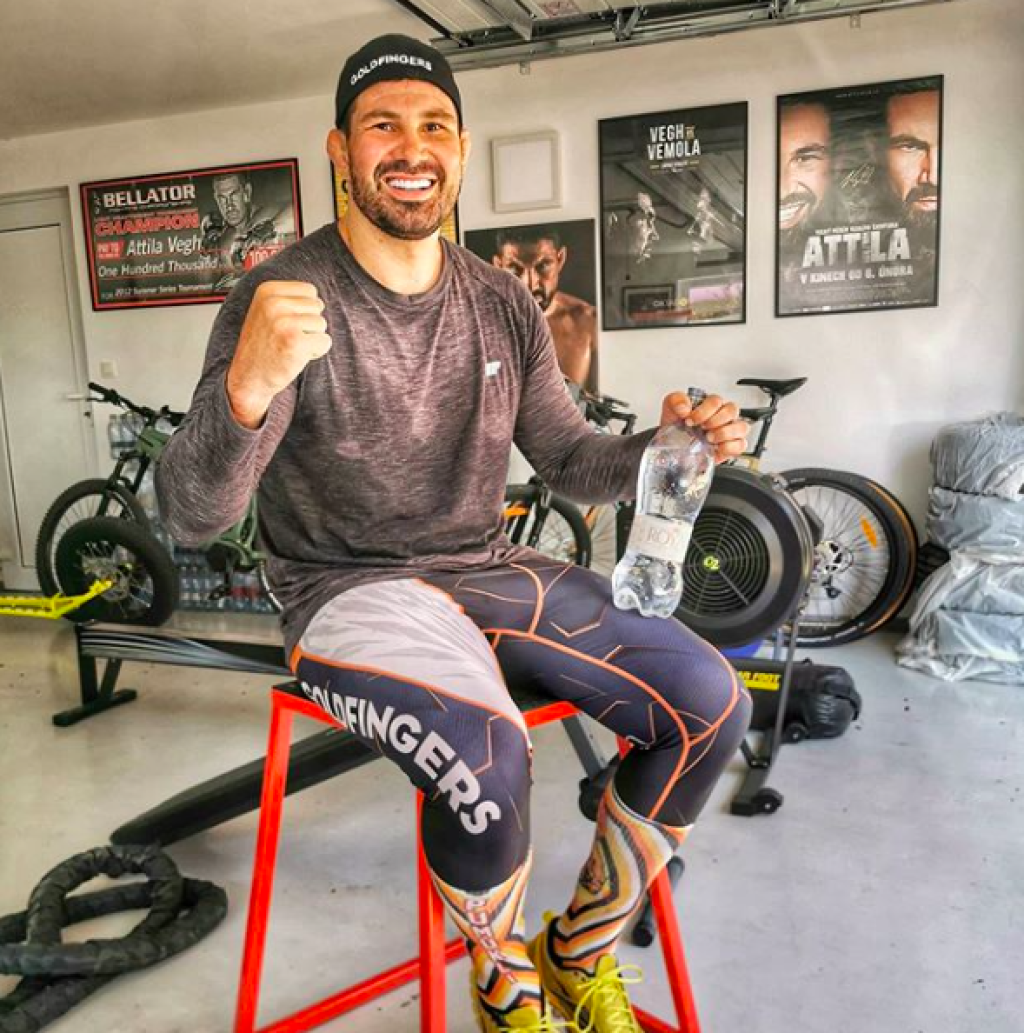 Z legendárneho MMA zápasníka Attilu Végha sa stal počas koronavírusu sklaný rybár.