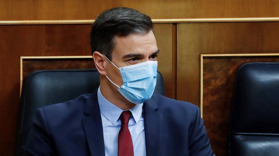 JB 22 Madrid - Španielsky premiér Pedro Sánchez s ochranným rúškom na zabránenie šíreniu nového koronavírusu počas zasadnutia španielskeho parlamentu v Madride 20. mája 2020. Španielsky parlament bude hlasovať o návrhu vlády na ďalšie predĺženie platnosti stavu núdze. V Španielsku dosiaľ prostredníctvom tzv. PCR testov zaznamenali 232.037 prípadov nákazy novým koronavírusom a 27.778 úmrtí. FOTO TASR/AP
Spain's Prime Minister Pedro Sanchez sits in the Spanish parliament wearing a protective fa