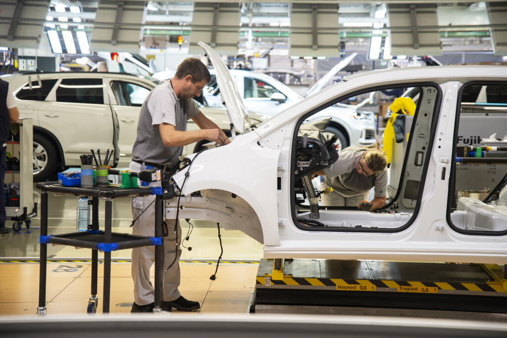 Automobilka Volkswagen Slovakia začala sériovo vyrábať vynovený Volkswagen e-up a modely Škoda Citigo iV a Seat Mii dostali elektrický pohon. Na snímke výroba elektrických vozidiel v montážnej a výrobnej hale 10. decembra 2019 v Bratislave. FOTO TASR – Jakub Kotian