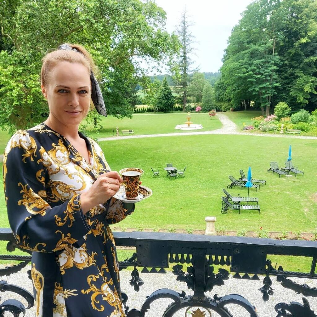 Adriana Poláková žije v kaštieli v Rakúsku.