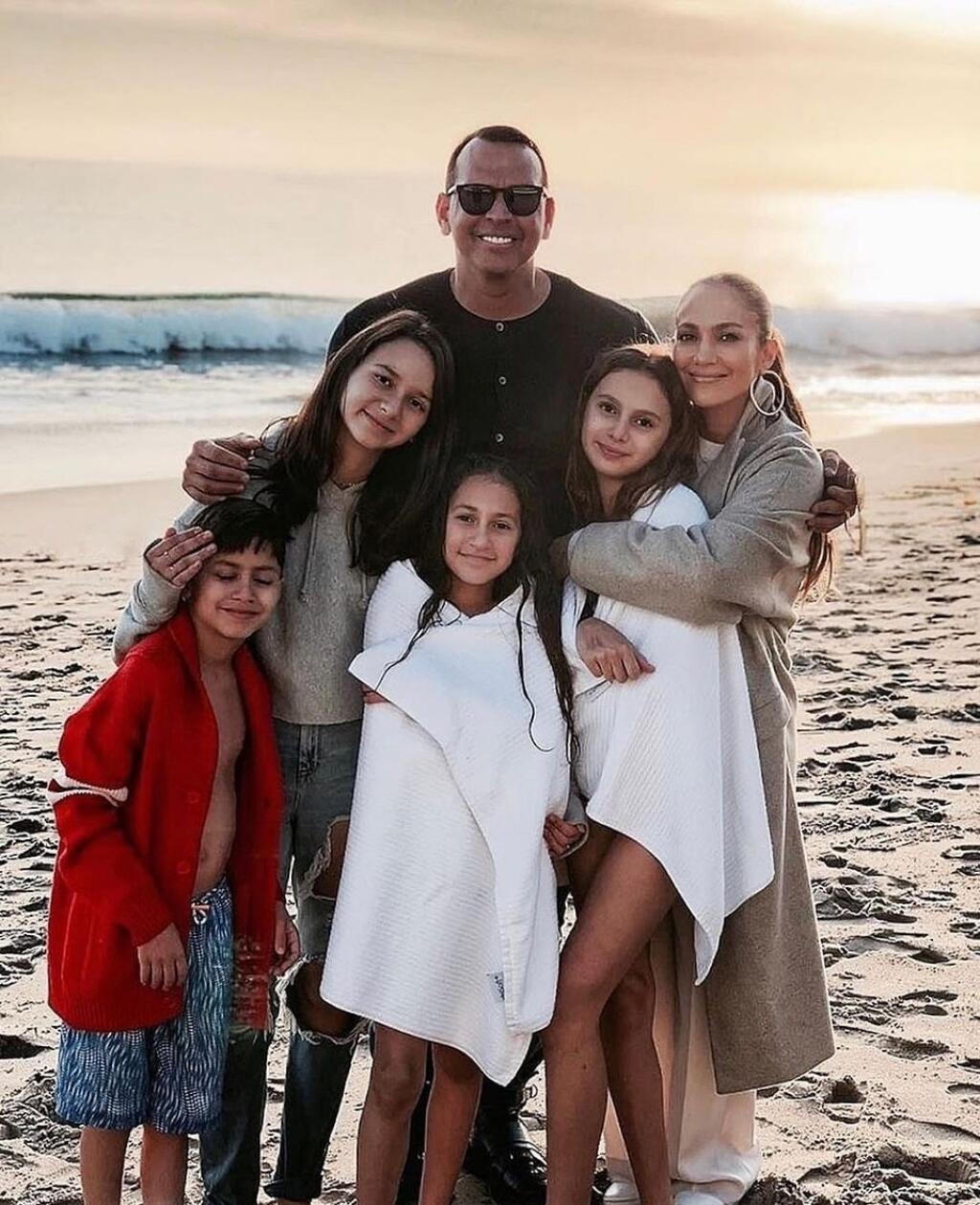 Rok po romantických zásnubách na pláži latino diva Jennifer Lopez (52) potvrdila, že medzi ňou a Alexom Rodriguezom (45) už nič nie je.