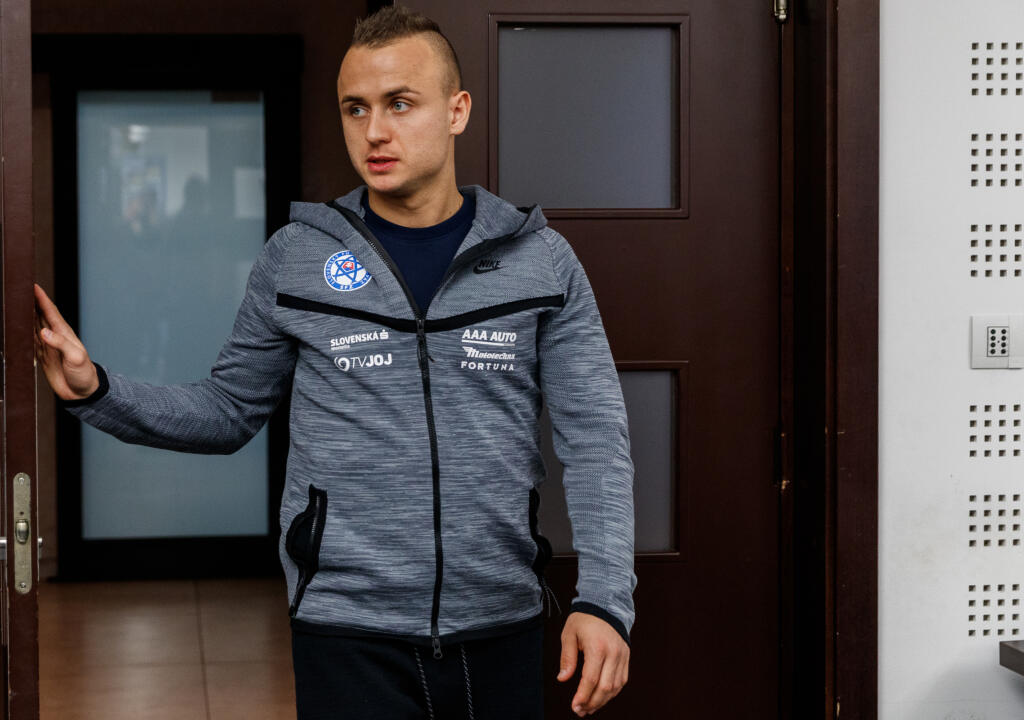 Na snímke Stanislav Lobotka počas tlačovej konferencie pred odletom národného tímu na turnaj Kráľovský pohár v Bangkoku.