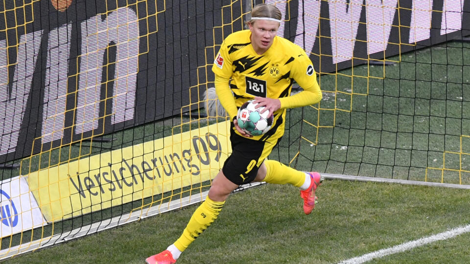WA 83 Dortmund - Futbalista Dortmundu Erling Haaland sa teší po strelení vyrovnávajúceho gólu na 2:2 z pokutového kopu v zápase 22. kola nemeckej Bundesligy Borussia Dortmund - TSG Hoffenheim v Dortmunde v sobotu 13. februára 2021. FOTO TASR/AP
Dortmund's Erling Haaland celebrates after scoring his side's second goal during the German Bundesliga soccer match between Borussia Dortmund and TSG 1899 Hoffenheim in Dortmund, Germany, Saturday, Feb. 13, 2021. (AP Photo/Martin Meissner, Pool)