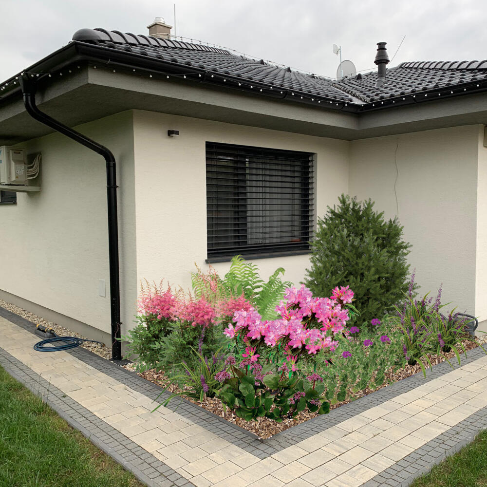 Pri domoch sa často vyskytne priestor, ktorý je takmer celý deň v tieni. Ak napriek tomu túžite po krásnom záhone, inšpirujte sa naším návrhom.