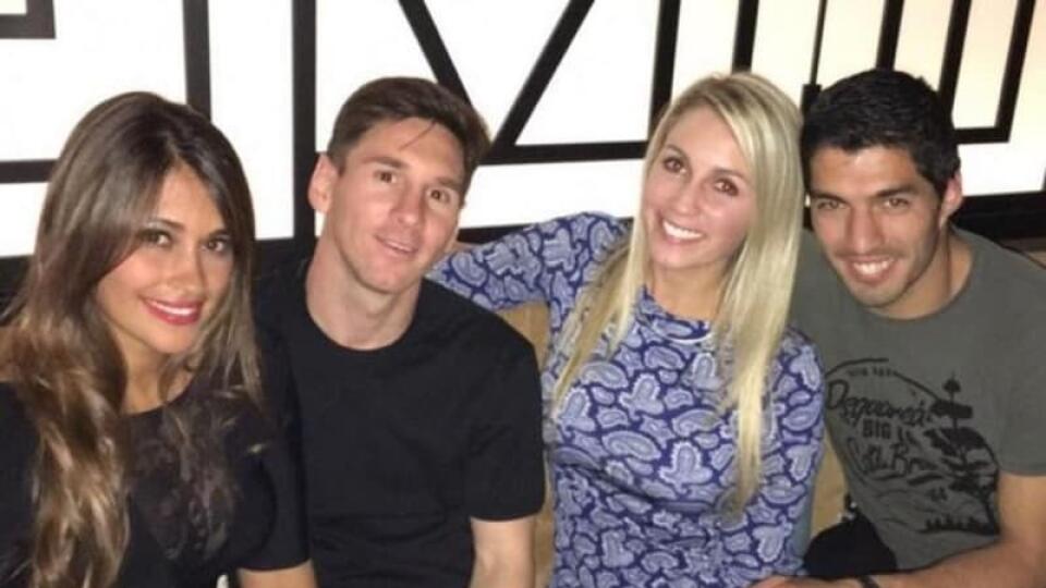 Lionel Messi a Luis Suarez si po zápase s AS Rím vyrazili von spoločne so svojimi polovičkami.