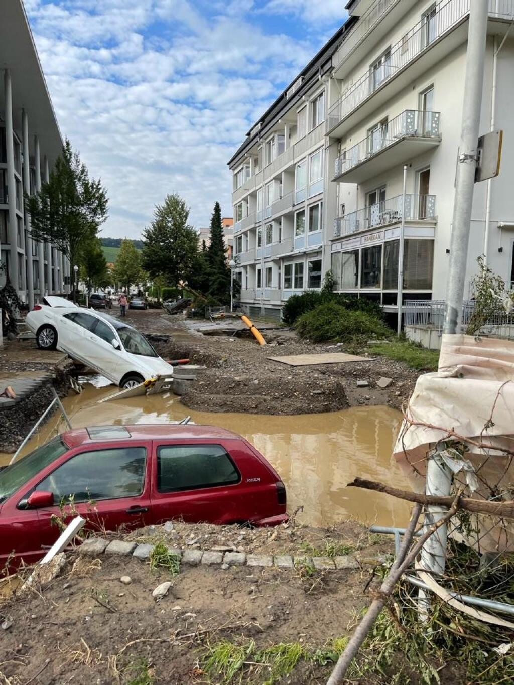 Následky sú strašné: najmenej 183 mŕtvych, stovky nezvestných, miliónové škody. Cez víkend sužovali záplavy aj Česko.