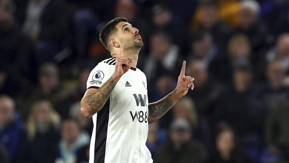 EBE 8 Leicester - Na snímke srbský útočník Fulhamu Aleksandar Mitrovič oslavuje gól v zápase 19. kola anglickej Premier League vo futbale Leicester City – Fulham FC (0:1) v utorok 3. januára 2023. FOTO TASR/AP
Fulham's Aleksandar Mitrovic celebrates scoring during the English Premier League soccer match at the King Power Stadium, Leicester, England, Tuesday Jan. 3, 2023. (Mike Egerton/PA via AP)