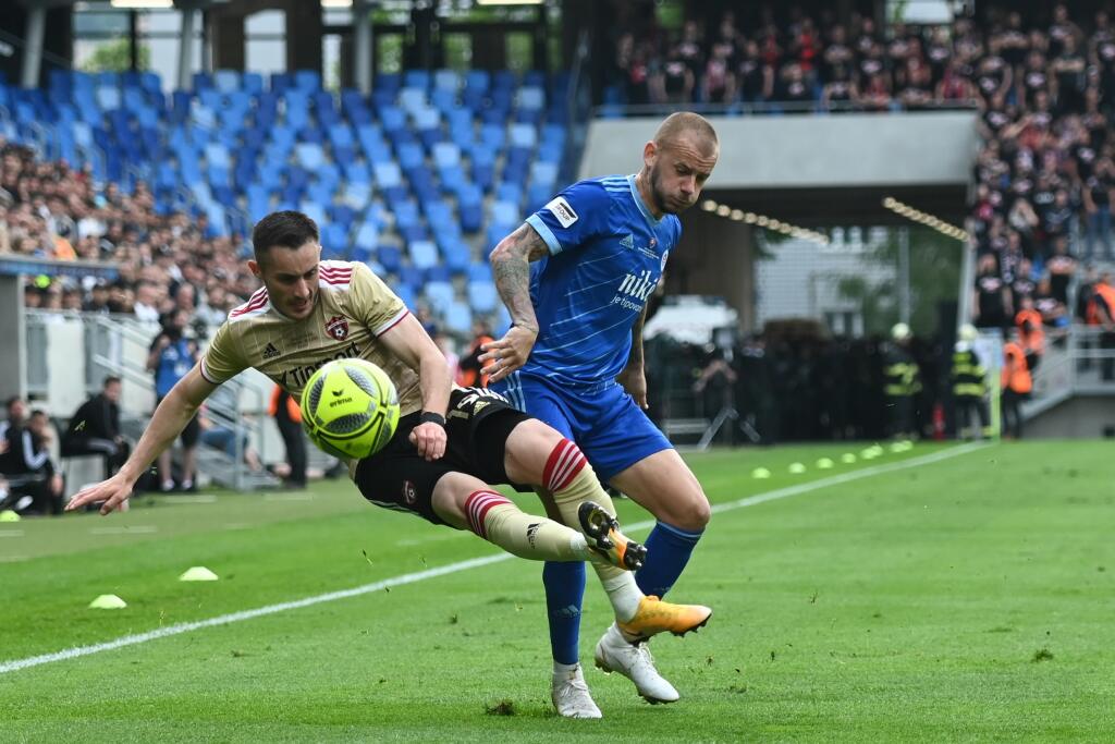 Na snímke vľavo hráč Trnavy Matej Čurma a kapitán Slovana Vladimír Weiss ml. počas finálového zápasu Slovenského pohára - Slovnaft Cupu medzi ŠK Slovan Bratislava a FC Spartak Trnava.